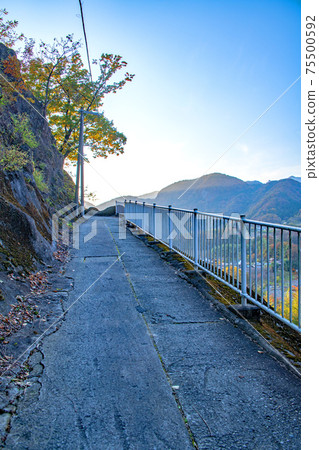 Autumn scenery under the Akagi-cho shelf, the immovable waterfall under the shelf, the entrance Autumn scenery under the Akagi-cho shelf, the immovable waterfall under the shelf, the entrance 75500592