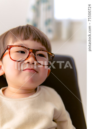 戴著眼鏡的男孩負圖像 戴著眼鏡的男孩負圖像 75500724