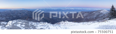 Utsukushigahara高原長野縣冬季日出全景 75500751