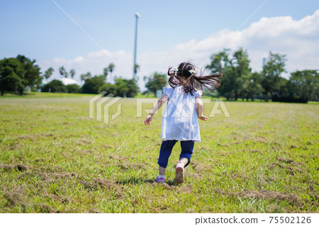 外面跑來跑去的小女孩 75502126