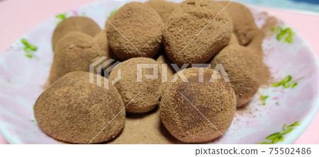 手工松露密鑲巧克力的照片 75502486