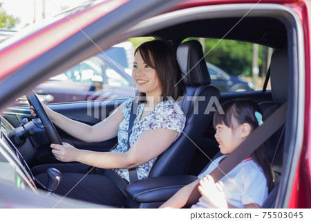 Little girl in the car with mom 75503045