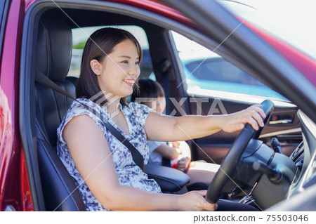 小女孩在媽媽的車 小女孩在媽媽的車 75503046