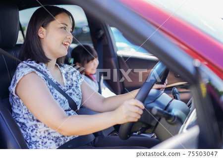 Little girl in the car with mom Little girl in the car with mom 75503047