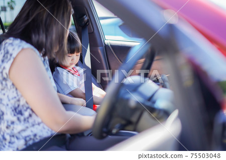 Little girl in the car with mom Little girl in the car with mom 75503048