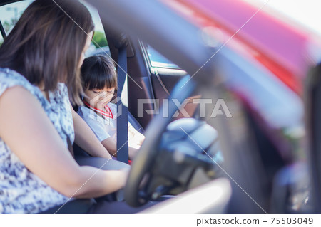 Little girl in the car with mom Little girl in the car with mom 75503049