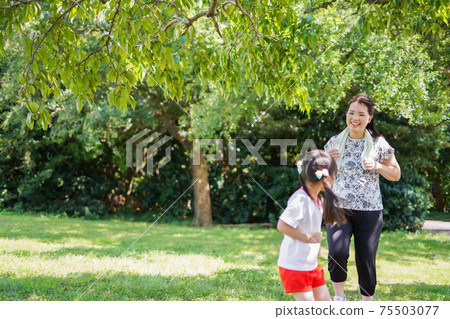 Moms and kids running outside 75503077