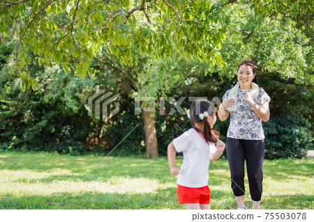 Moms and kids running outside 75503078