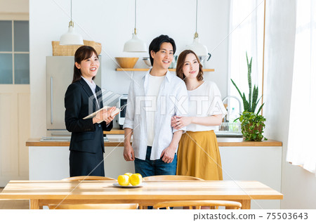 年輕夫婦參觀樣板房 75503643