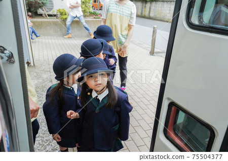 Children going to school 75504377