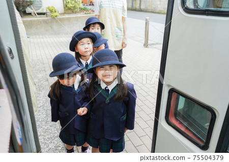 孩子們上學 75504379