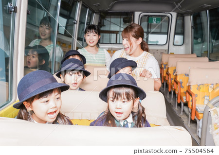 Children on the toddler bus 75504564