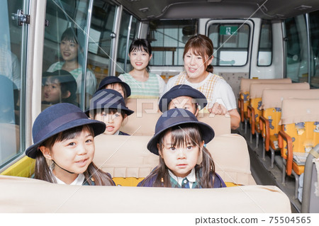 蹣跚學步的公共汽車上的孩子 75504565