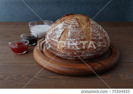 Pain de campagne French bread table 75504835