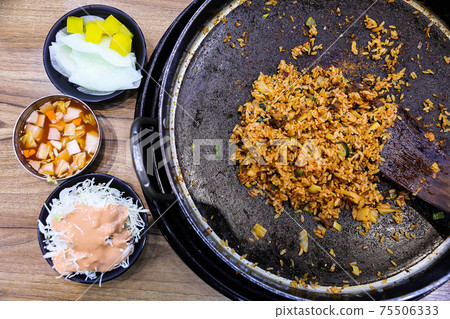 炒米飯,各種蔬菜,肉類,海鮮等 炒米飯,各種蔬菜,肉類,海鮮等 75506333