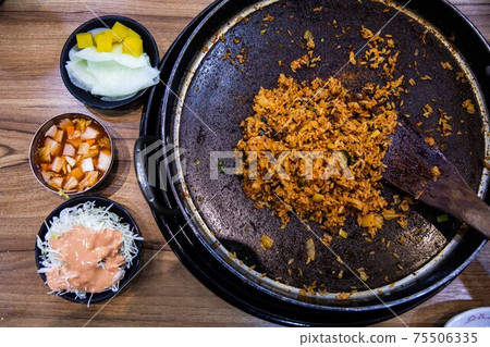 Stir-fried rice with various vegetables, meat, seafood, etc. Stir-fried rice with various vegetables, meat, seafood, etc. 75506335