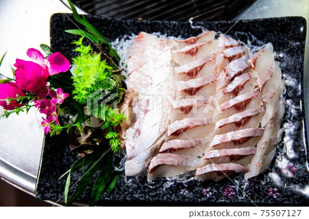 新鮮的魚刺身，切成薄片的and魚並用花裝飾 75507127