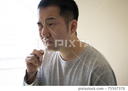 中年男子拔出鬍子 75507378