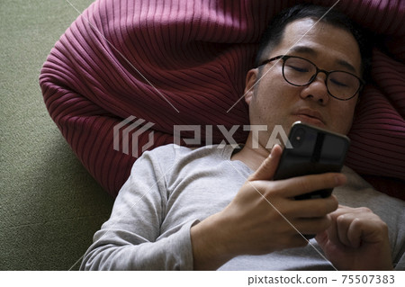 人睡覺時看智能手機 75507383