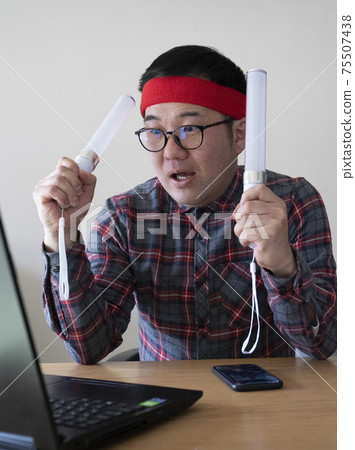書呆子男人在線歡呼 75507438