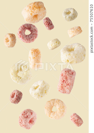 cereal flakes in isolated with clipping path. 75507610