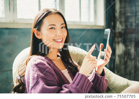Beauty girls search for smartphones Beauty girls search for smartphones 75507705