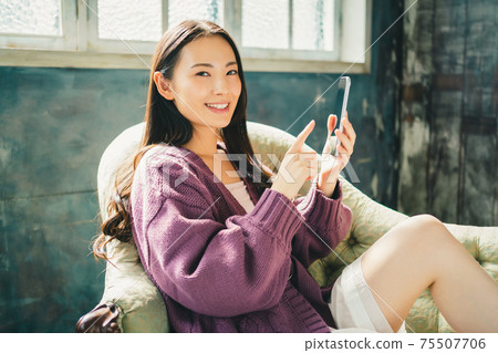 Beauty girls search for smartphones Beauty girls search for smartphones 75507706