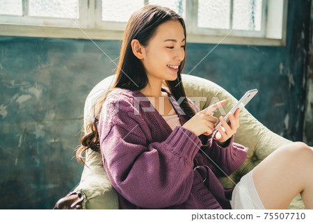 Beauty girls search for smartphones Beauty girls search for smartphones 75507710