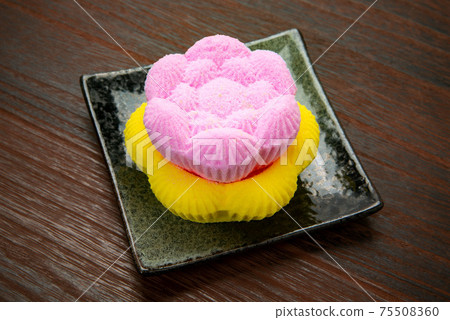 Japanese-style dried sweets rakugan 75508360