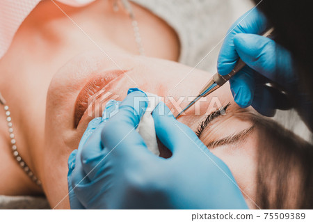 Mechanical cleansing of the face with a spoon uno, removing grease and blackheads. Mechanical cleansing of the face with a spoon uno, removing grease and blackheads. 75509389