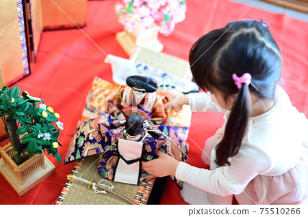 Girls playing with Hina dolls Girls playing with Hina dolls 75510266