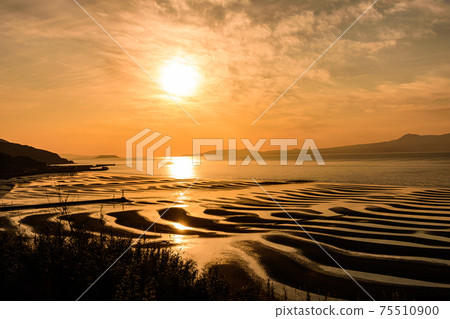 Fantastic sand crest scenic scenery floating in the setting sun "100 selections of the mystery of nature, 100 selections of sunsets, 100 selections of beaches" Japan, Kyushu, Kumamoto Prefecture (Okoshiki Coast) 75510900