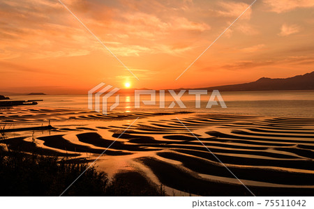 Fantastic sand crest scenic scenery floating in the setting sun "100 selections of the mystery of nature, 100 selections of sunsets, 100 selections of beaches" Japan, Kyushu, Kumamoto Prefecture (Okoshiki Coast) Fantastic sand crest scenic scenery floating in the setting sun "100 selections of the mystery of nature, 100 selections of sunsets, 100 selections of beaches" Japan, Kyushu, Kumamoto Prefecture (Okoshiki Coast) 75511042