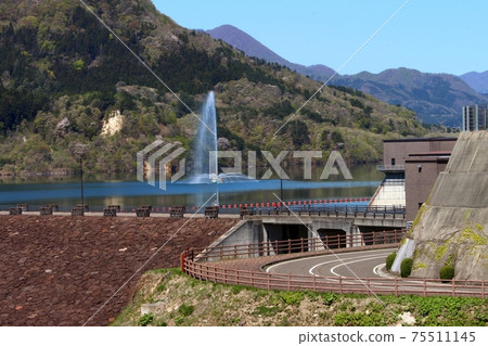 Scenery of Shichikashuku Lake Large Fountain and Shichikashuku Dam, Shichikashuku Town, Miyagi Prefecture 75511145