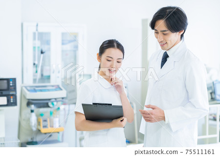 Hospital medical ICU doctor doctor hospitalization 75511161