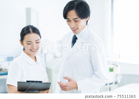 Hospital medical ICU doctor doctor hospitalization 75511163