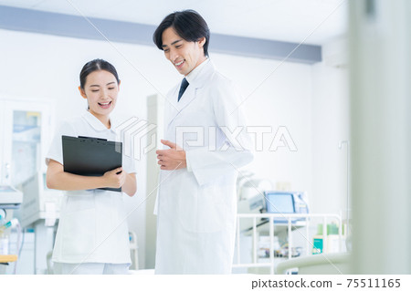 Hospital medical ICU doctor doctor hospitalization 75511165