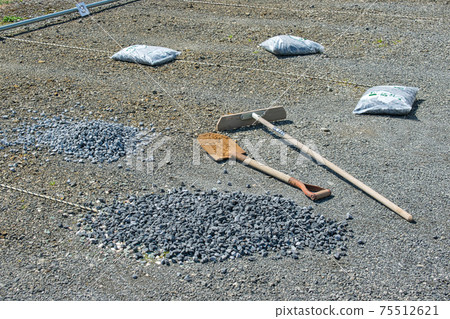 Parking lot paved with crushed stone - leveling Parking lot paved with crushed stone - leveling 75512621