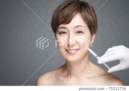 日本中年婦女打美容針 日本中年婦女打美容針 75512716