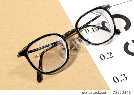 Glasses and eyesight test chart 75513346