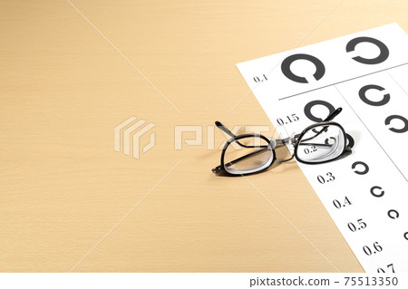 Glasses and eyesight test chart 75513350