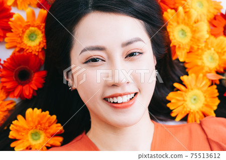 Woman beauty, flower 75513612
