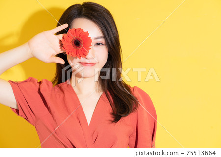 Woman flowers 75513664