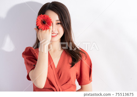 Woman flowers 75513675