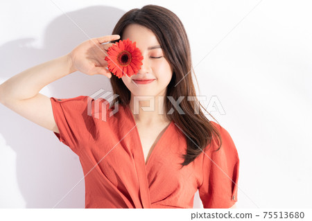 Woman flowers 75513680