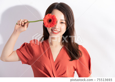 Woman flowers 75513693