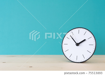 時間|簡單的時鐘和藍色背景 75513893