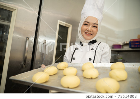 attractive muslim woman chef profession holding tray smiling to camera 75514808