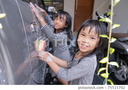 happy kid wash daddy's car at home happy kid wash daddy's car at home 75515702