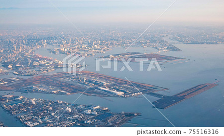 Overlooking Haneda Airport from the sky above Tokyo Bay in the early morning 75516316